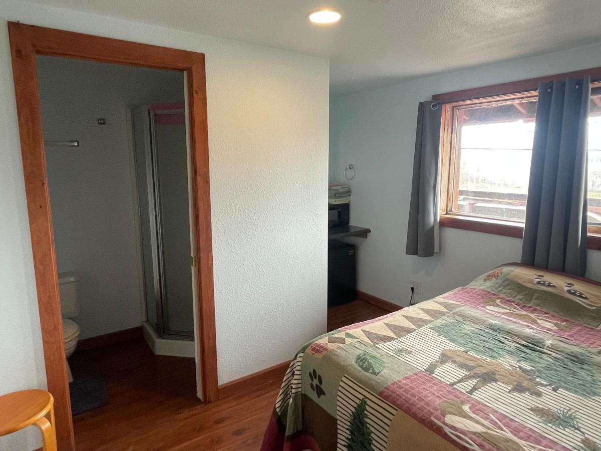 Brown Bear Saloon & Motel Bird Creek Экстерьер фото